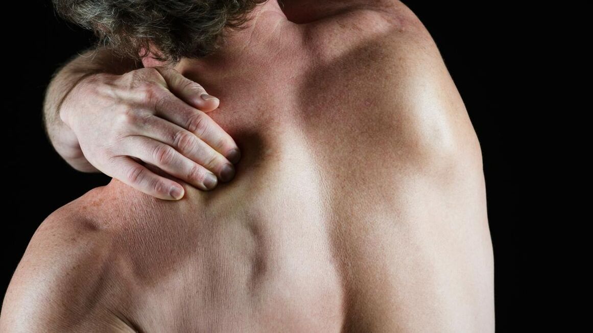 Πόνος στην πλάτη κάτω από την αριστερή ωμοπλάτη